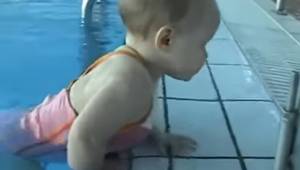 Tato 21měsiční holčička se učí plavat. Toto je jedno z nejkrásnějších videí, jak